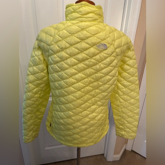 The North Face Women's Light Yellow Quilted Puffer Jacket - Picture 5 of 8